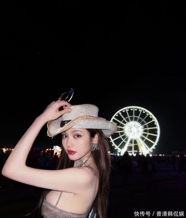 周扬青：穿吊带短裙，秀火辣身材 ，脚踩长靴，美腿吸睛