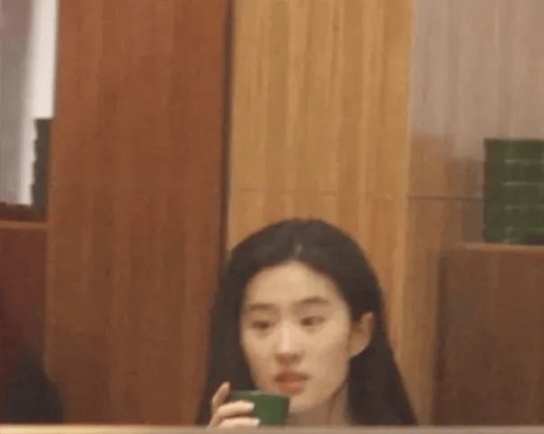 37岁刘亦菲15年前旧照曝光,和剧组聚餐被狗仔偷拍,素颜出镜惊为天人!