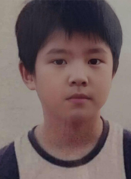 刘昊然童年照曝光！发型依旧婴儿肥脸肉嘟嘟，网友：超级可爱