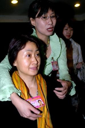 图文:政协委员义务举办美容讲座