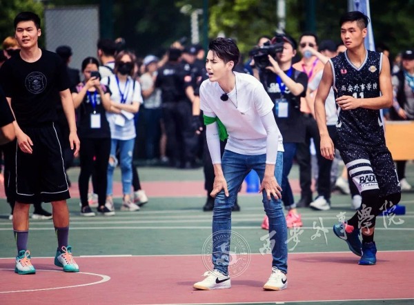 赵丽颖、吴亦凡等多位明星来西安外事学院摄制综艺节目