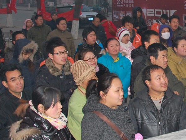 活动现场观众参与热情高涨 场面火爆