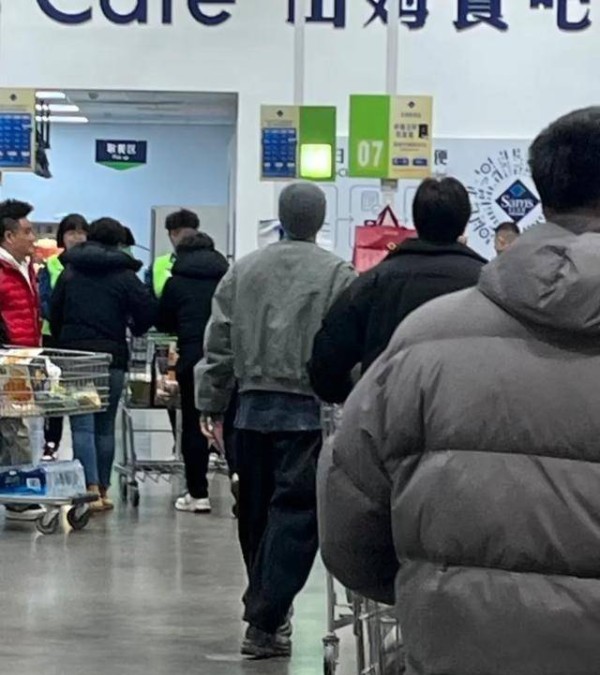 宋威龙逛山姆被偶遇，包裹严实仍被认出，买的吐司也被扒了同款