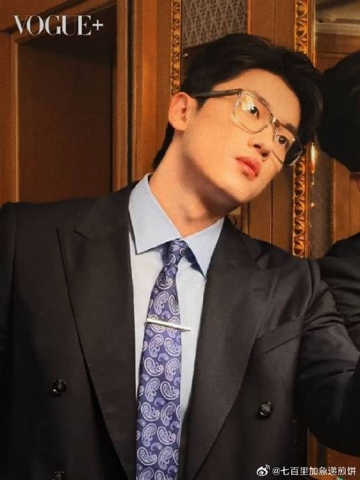 汪顺作为体育明星参加时尚活动，他的表现如何获得时尚媒体评价？