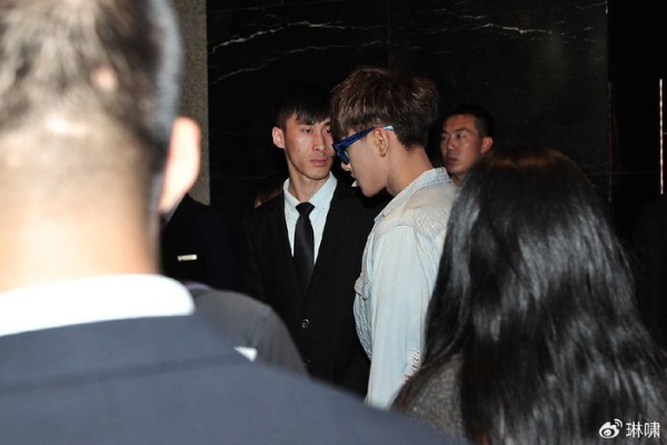 黄子韬直播婚礼引热议：明星婚恋该透明还是该隐秘？