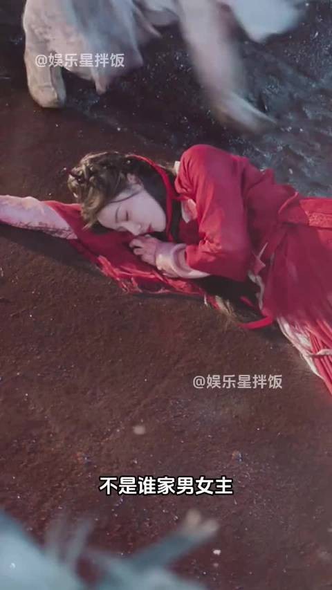 迪丽热巴陈飞宇新剧《白日提灯》首曝片花,男女主初见被抬走