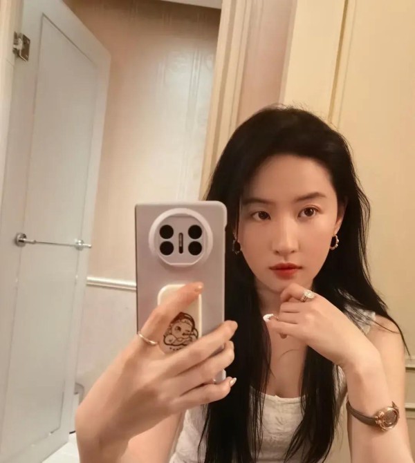 明星打破高冷人设，频繁晒日常照，重新定义粉丝关系