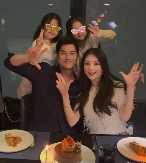 进取杰姐爱分享：59岁郭富城官宣三胎：自己又要当爸爸了，很开心

郭富城即将迎来三胎的消息确实令人欣喜！作为华语乐坛和影坛的常青树，59岁的他依然保持着旺盛的精力与事业热情，如今家庭再添新成员，可谓事业家庭双丰收。以下是一些延伸视角：

高龄父亲的现代趋势
郭富城此次当爸引发了对“高龄父亲”话题的讨论。随着医学进步和社会观念变化，50+岁男性生育已不罕见（如刘德华56岁得女）。但值得注意的是，男性...