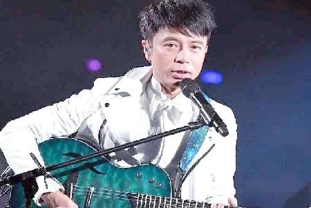 李克勤：香港乐坛常青树的传奇音乐旅程