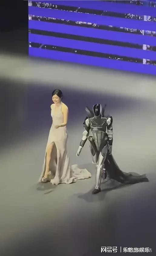 陈妍希高跟小碎步携机器人走红毯，微胖身材获赞，离婚后事业翻红