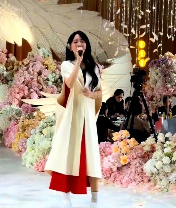 聪明亚历克斯5n2L：南通一场婚礼上出现熟悉的旋律——路人拍到《被风吹过的夏天》原唱金莎登台，三首歌包价35万，台下来宾却自顾夹菜，视频被上传社交平台后迅速冲上热搜，引爆了一轮“明星商演值不值”的灵魂拷问，信息来自网友@南通小马哥现场拍摄画面及多家媒体转发报道。

评论区吵成两派，一边感慨昔日偶像现身“接地气”，仿佛见证事业曲线下滑；另一边则抛出算盘开算，一年到头不一定赚35万的上班族，对这三首歌...