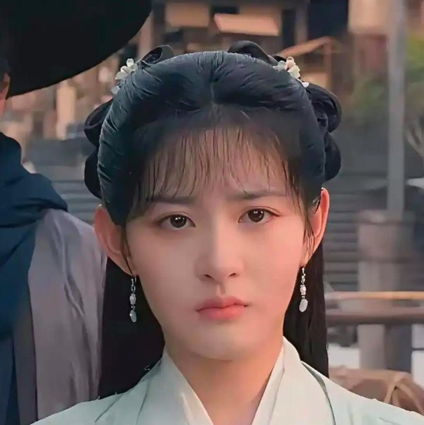 艺人赵晴陷“照骗”风波!精修VS实拍差距太大,娱乐圈真相比完美更重要?