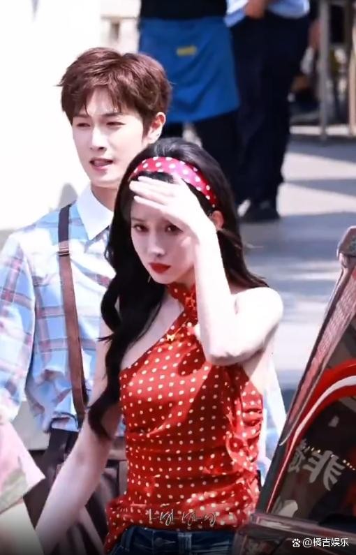 《奔跑吧》孟子义李昀锐默契互动引热议:真实瞬间成就综艺高光