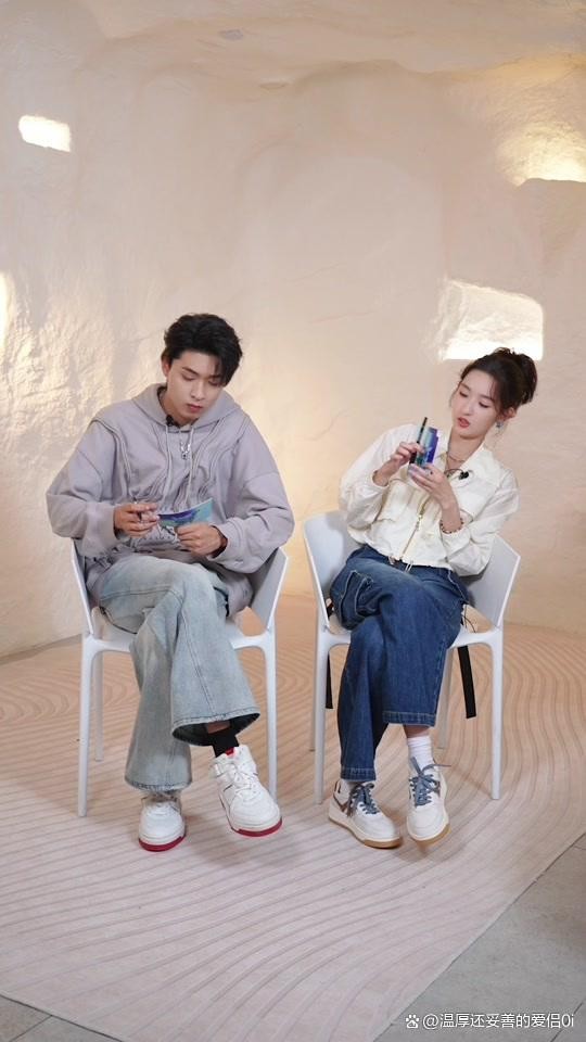 综艺里最圈粉的从不是智商,看秦霄贤和王玉雯就懂了。两人被称怨种兄妹,一个抛无厘头梗,一个慢悠悠接梗,互动超有看点