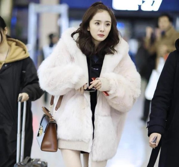 杨幂皮草大衣现身, 成为时尚圈焦点
