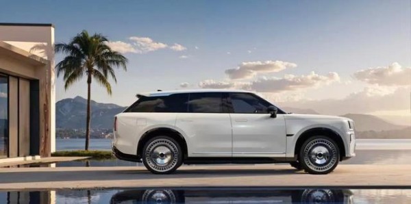 隔壁吉利的极氪9X受韩红、孙红雷等明星追捧，香港009也获演艺界青睐，明星效应显著，对比亚迪形成竞争压力却引发质疑-有驾