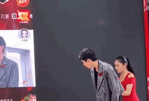 林墨看到工作人员摔倒后大笑，凌晨发文进行道歉，已向本人致歉