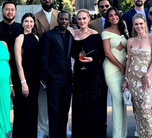 阿黛尔隐退后罕见露面，苗条很多，陪老公富保罗聚会幸福感溢出屏幕