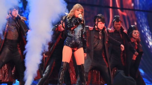 Taylor Swift 6月8日在曼彻斯特开启了她的英国巡演 图片来源：BBC
