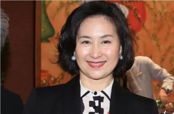 中欧商业评论：#商业大事议#【“赌王千金”#何超琼#，六年净赚500亿，身价早已超过#何鸿燊#？】何超琼毕业后进入银行，从基层做起。27岁，凭借着工作积累的人脉和经验，创立了天机公关公司。在此期间，让自己旗下的公司包揽了几乎#香港#所有的顶级奢侈品品牌以及名人的公关推广活动工作，像LV、万宝龙等奢侈品商家都是她的客户。这时的她事业风生水起，她的公司也一度成为香港第一公关公司，外界也纷纷称赞她“天下...