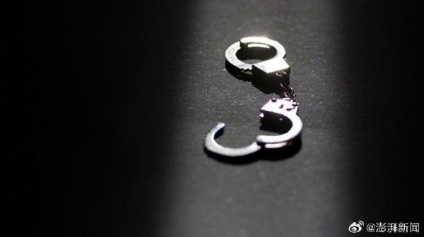 #5名高铁站员工出售明星行程信息被判刑# 【明星行程信息被标价出售，获刑8人中5人是高铁站员工】5名高铁站员工为谋取暴利，竟将演艺明星的高铁行程等个人信息出售，林某等3人则将这些信息加价转售，共获利56万多元！8月7日，佛山市南海区人民法院通报，近日该院以侵犯公民个人信息罪，判处8名被告人有 ​