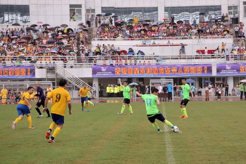比赛在大雨中激烈进行