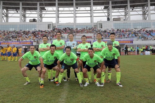 香港明星足球队友谊赛：风雨阻挡不了慈善的心