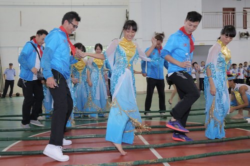 队员们与孩子们跳起了竹竿舞