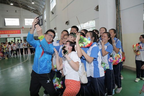 黄日华与孩子们玩起了游戏