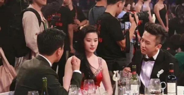 神仙姐姐被晾在中间那晚，邓超佟大为聊嗨了。2012年慈善晚宴，25岁的刘亦菲穿着礼服坐在两个33岁男人中间