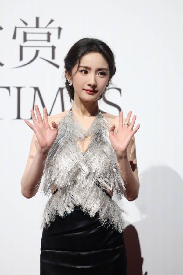 赵丽颖金像奖风波升级！与杨幂粉丝互撕，复婚谣言再起