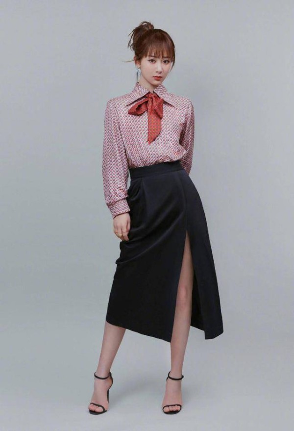 杨紫穿火了一种搭法，叫“上身去学校，下身出社会”，时髦还显瘦