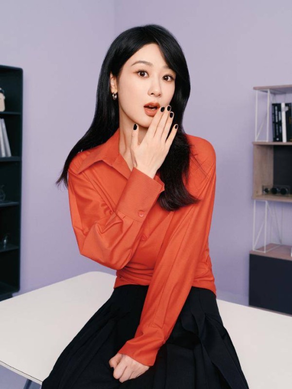 杨紫前往巴黎时装周，机场穿搭引热议，大长腿很抢镜