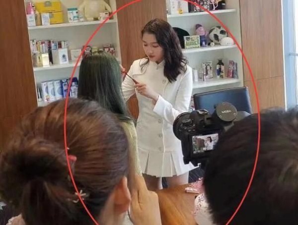 关晓彤晒出工作牌，看清工作照，这才是明星的真实颜值