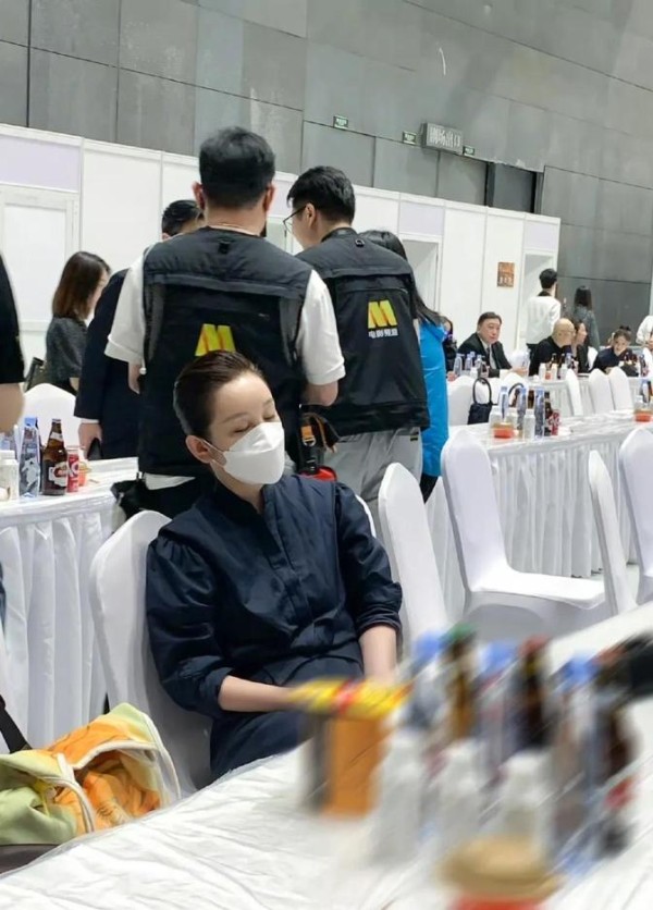 秦海璐后台秒睡照疯传，影后式松弛感引全民羡慕！