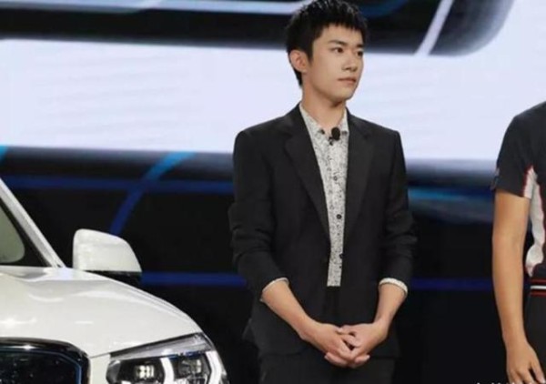 易烊千玺代言宝马SUV，发布会照片引热议，官方身高也不准确？-有驾