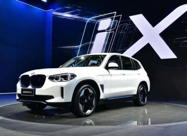 易烊千玺代言宝马SUV，发布会照片引热议，官方身高也不准确？-有驾