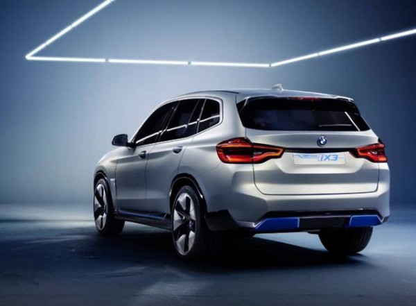 易烊千玺代言宝马SUV，发布会照片引热议，官方身高也不准确？-有驾