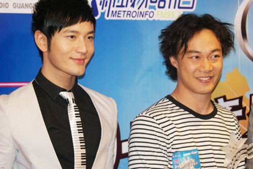 黄晓明态度谦和蹲地庆功合影 与陈奕迅一见如故