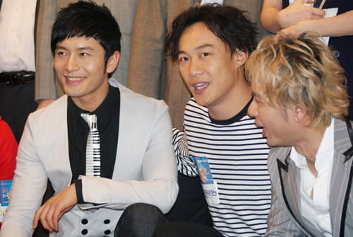 黄晓明态度谦和蹲地庆功合影与陈奕迅一见如故