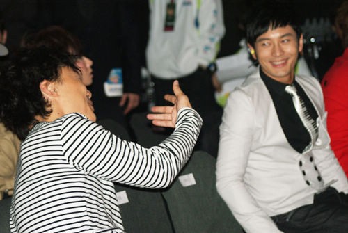 黄晓明态度谦和蹲地庆功合影与陈奕迅一见如故