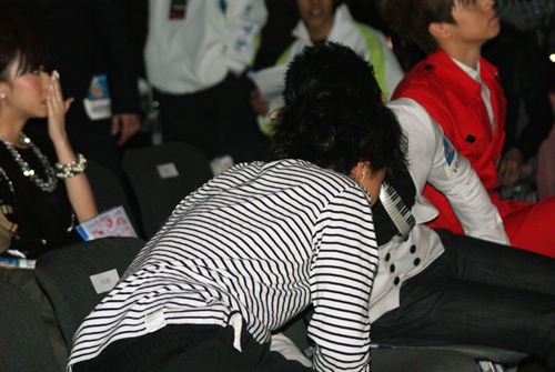 黄晓明态度谦和蹲地庆功合影与陈奕迅一见如故