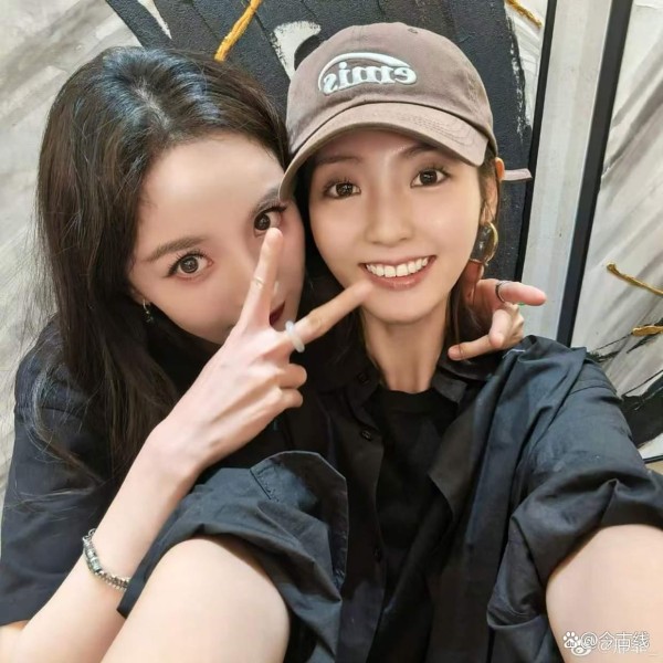 杨幂《生万物》庆功宴和邢菲、蓝盈莹合照爆光！