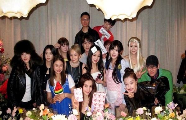 仅一位圈内密友到场?baby37岁生日合影流出,网红抢尽风头