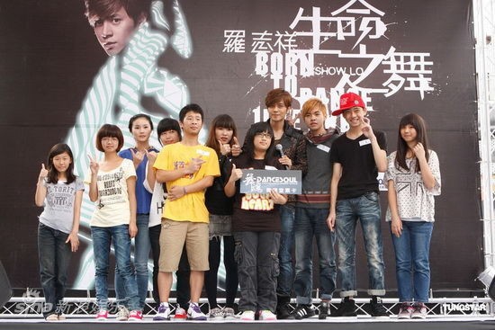 罗志祥与歌迷合影