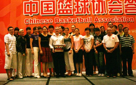 图文：篮协举办庆功宴 女篮集体合影