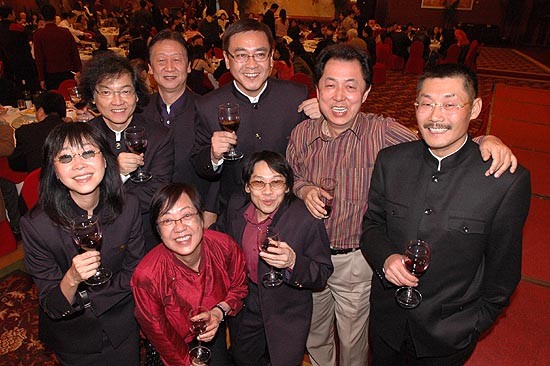 图文：众导演于酒店举行庆功宴集体合影留念