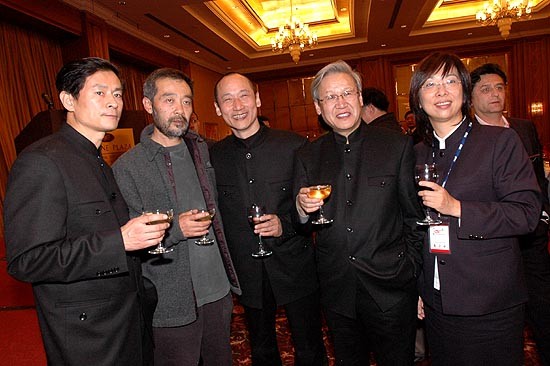 图文：陈国星田壮壮谢飞等出席庆功宴合影留念