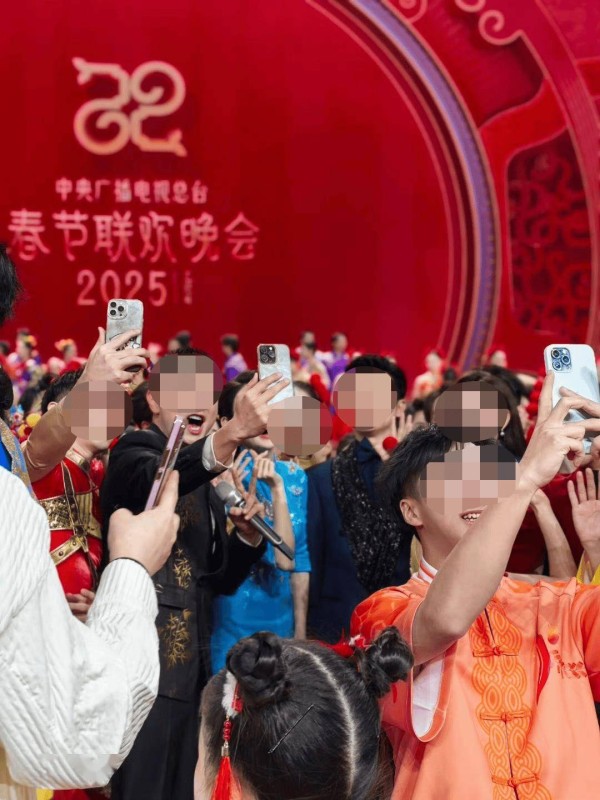 尼格买提用苹果手机拍春晚后台合影照，网友吵翻天了！