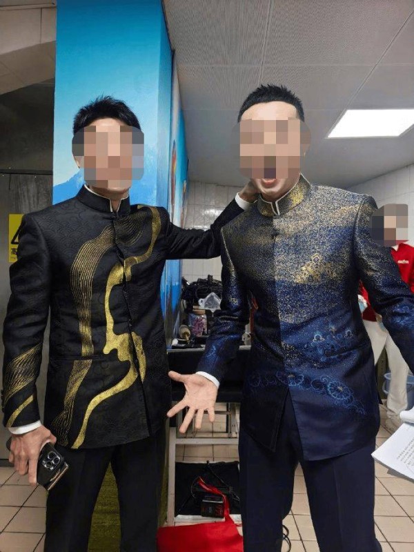 图片[2]-尼格买提用苹果手机拍春晚后台合影照，网友吵翻天了！-华闻时空